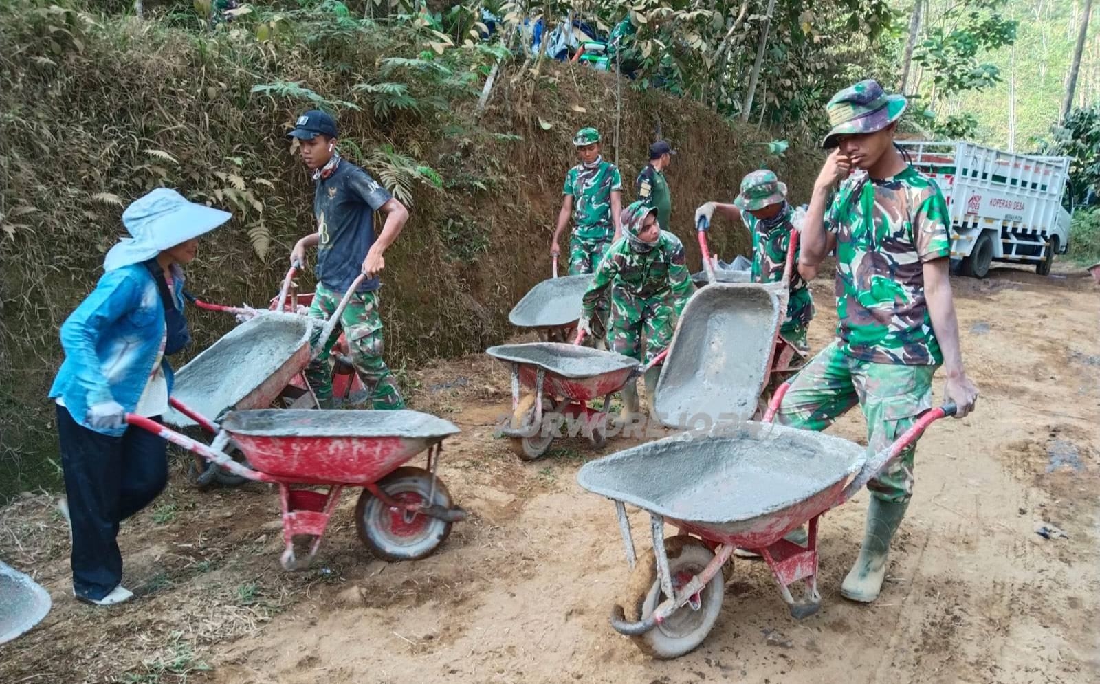 Kerja bakti bangun jalan