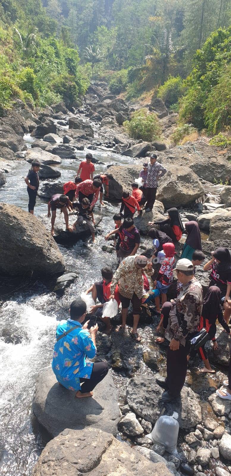Kegiatan penebaran benih ikan disungai
