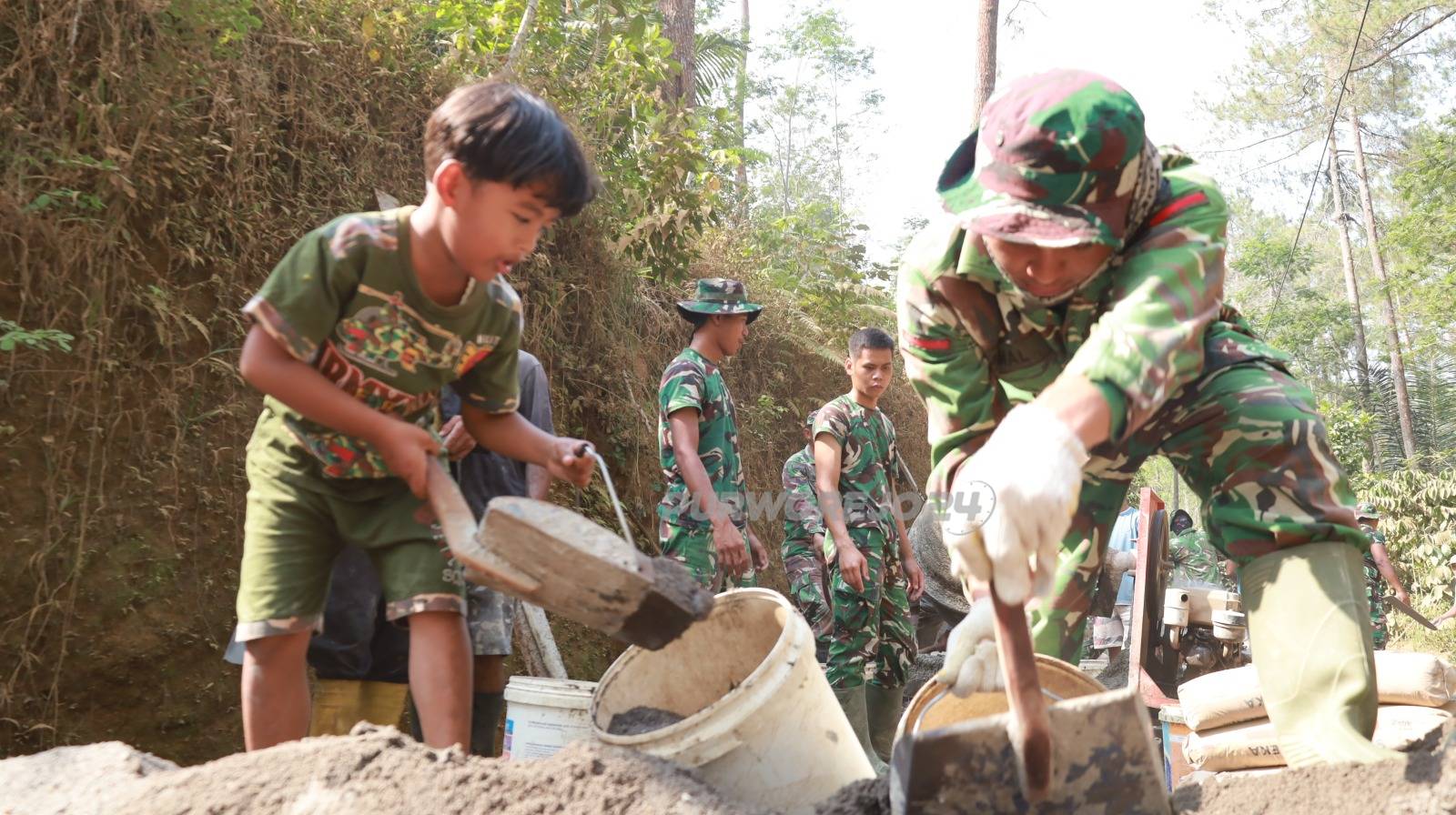Semangat anak anak bantu giat TMMD