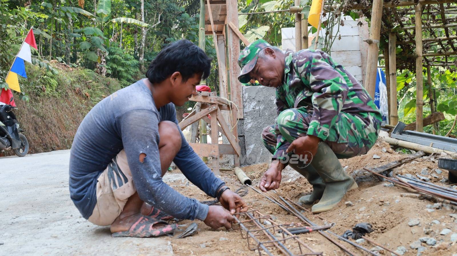 Membuat kerangka pos kamling
