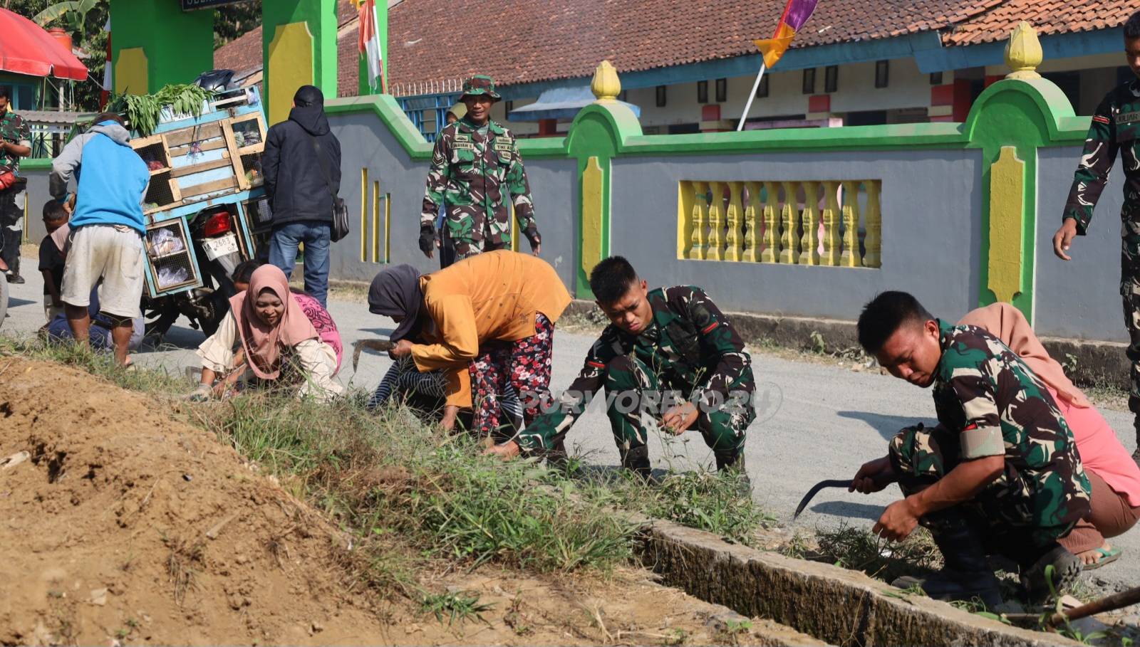 Kerja bakti buka akses jalan