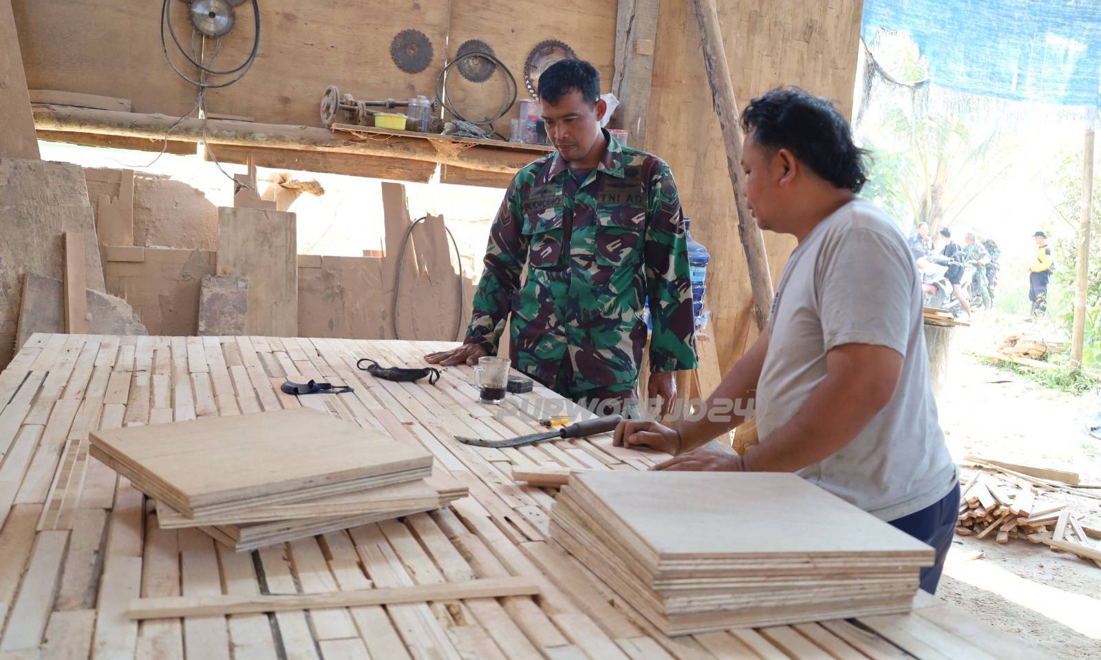 Produksi bahan baku triplek