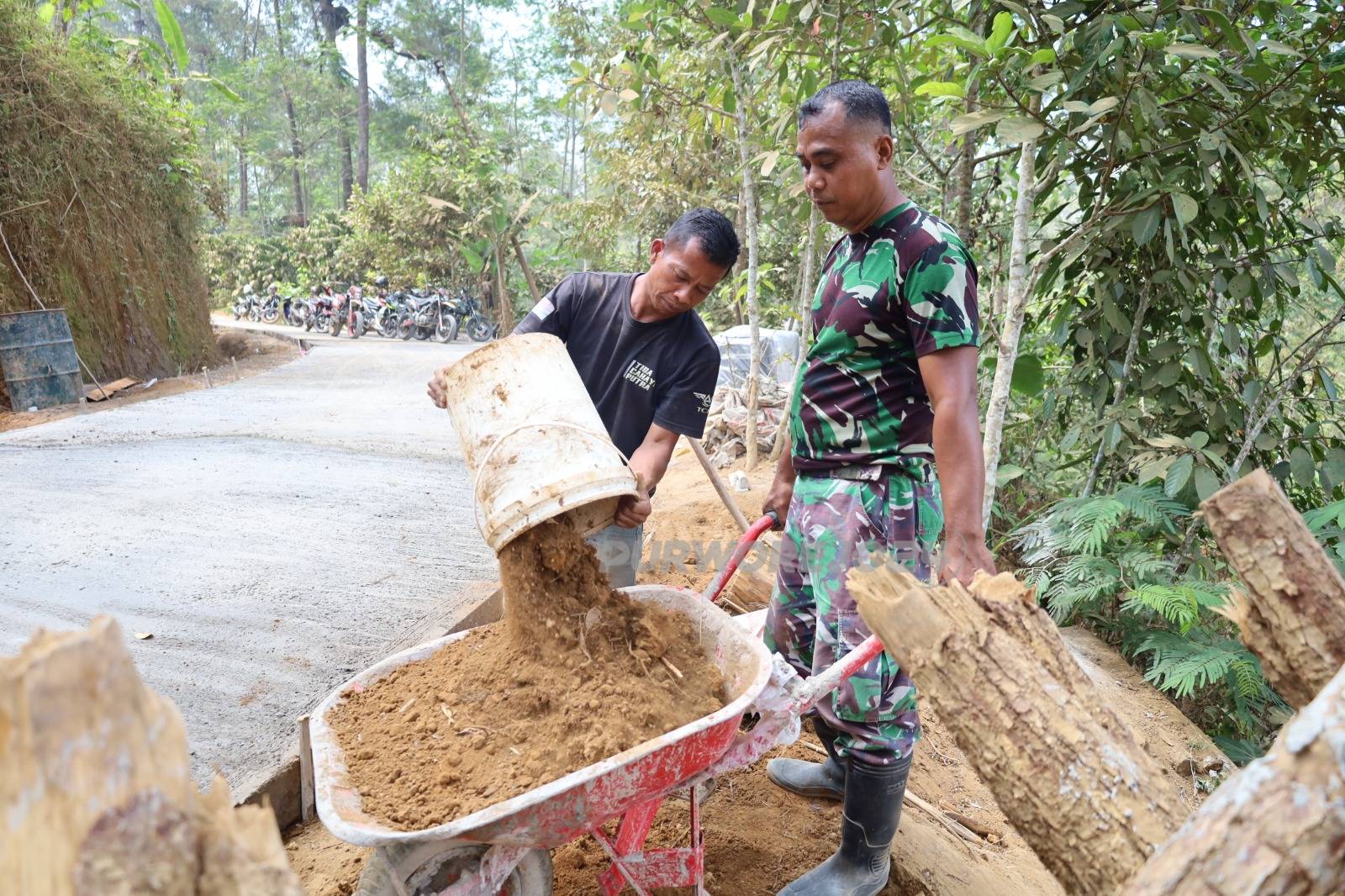 Merapikan bahu jalan