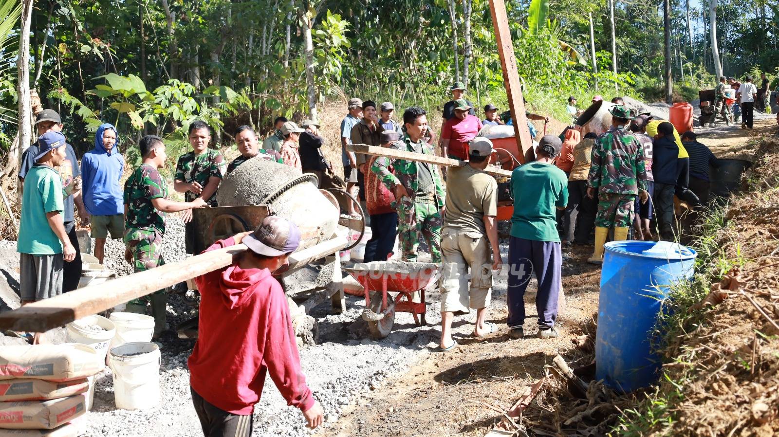 Gotong royong giat TMMD