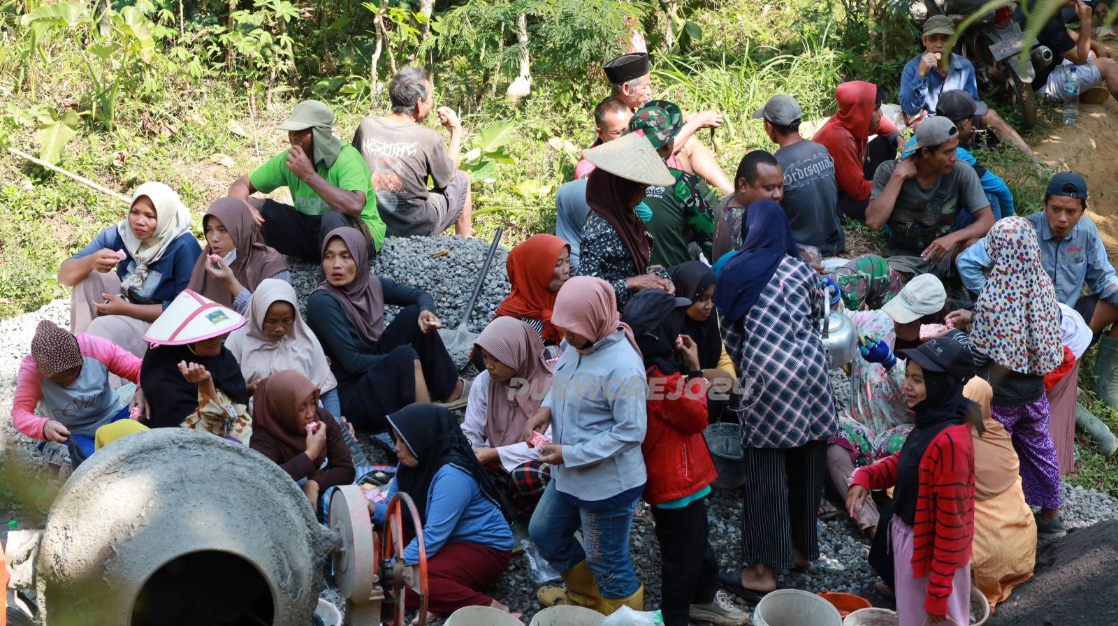 Ibu ibu ikut giat TMMD