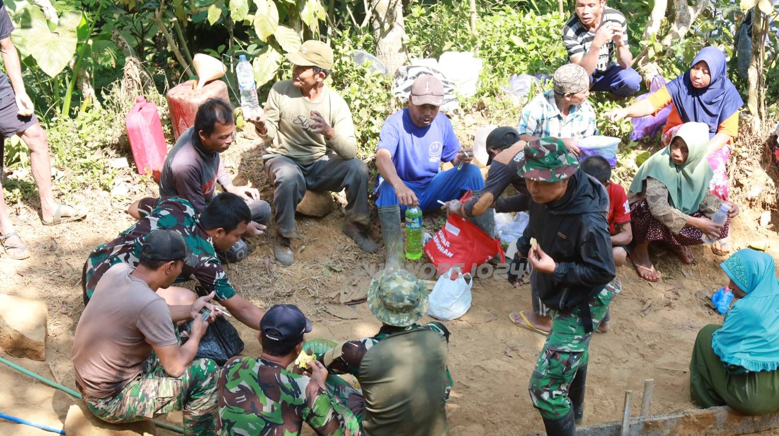 Kebersamaan warga dan TNI di giat TMMD