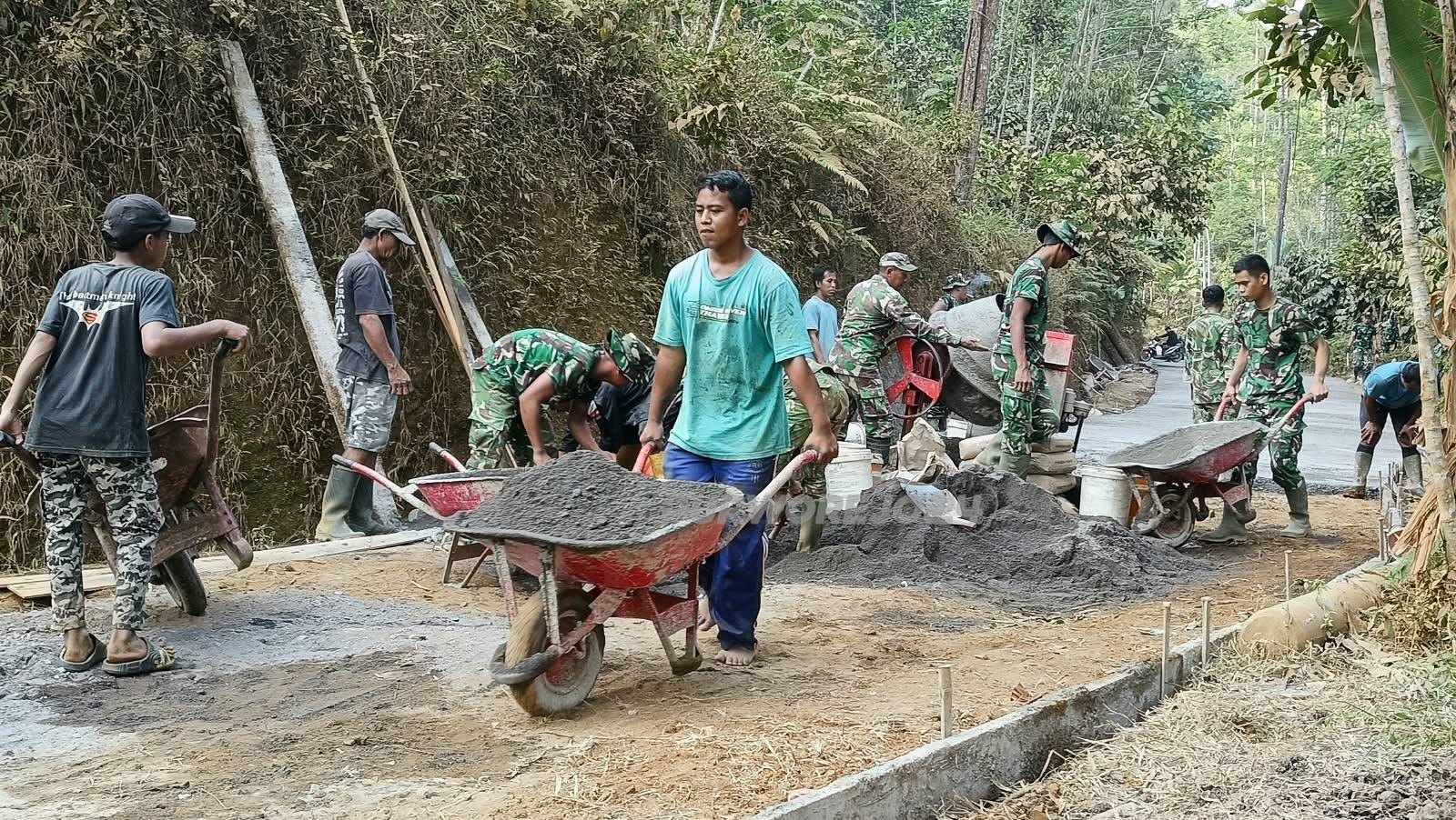 Gotong royong giat TMMD