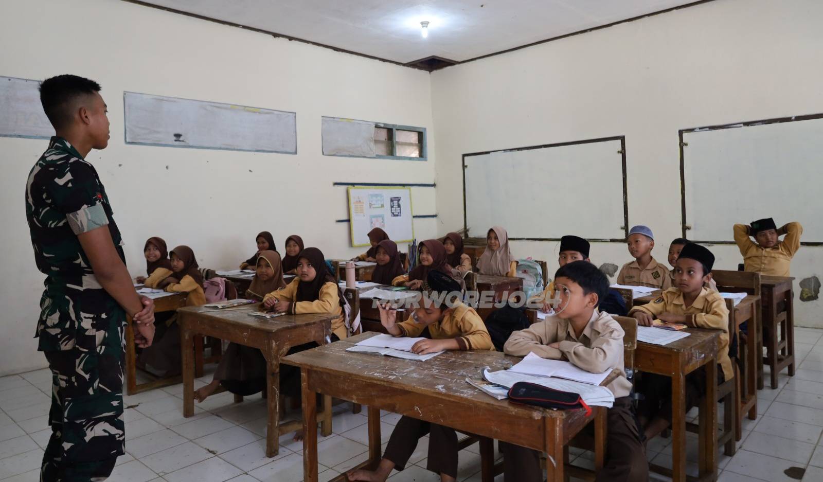 Menyambangii SD
