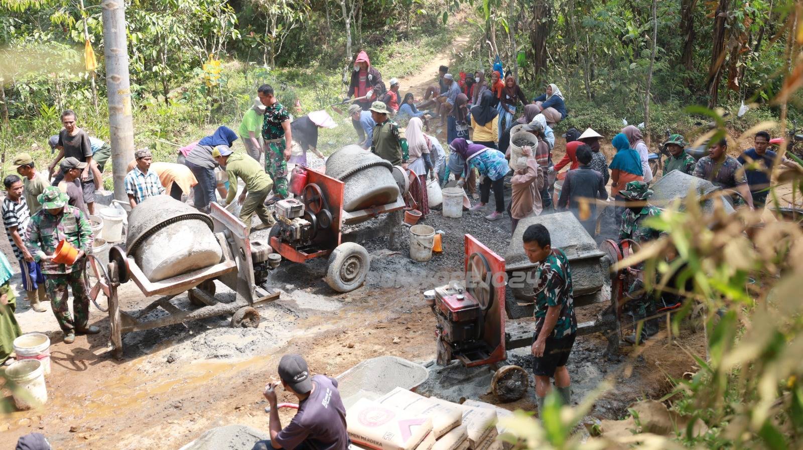 Gotong royong giat TMMD