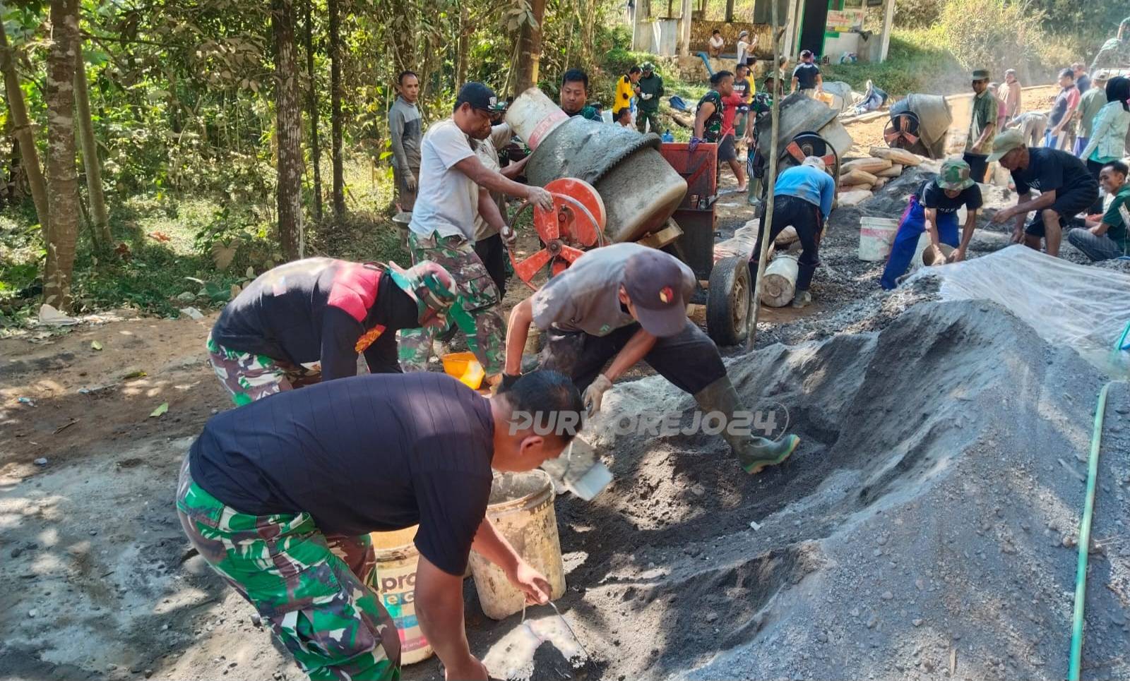 Gotong royong giat TMMD