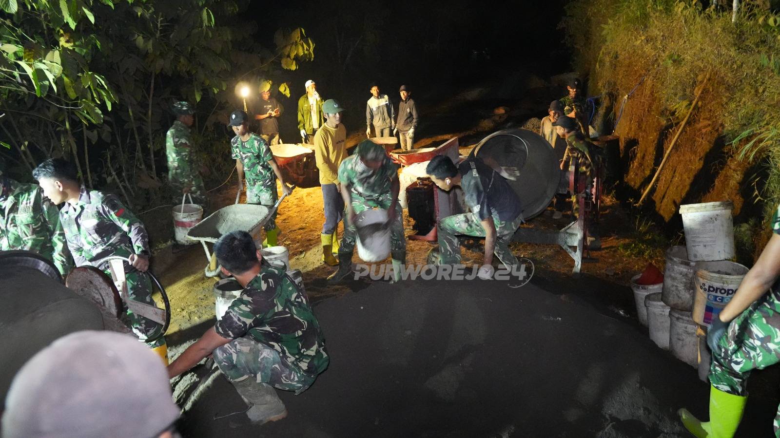 Semangat giat TMMD hingga malam hari