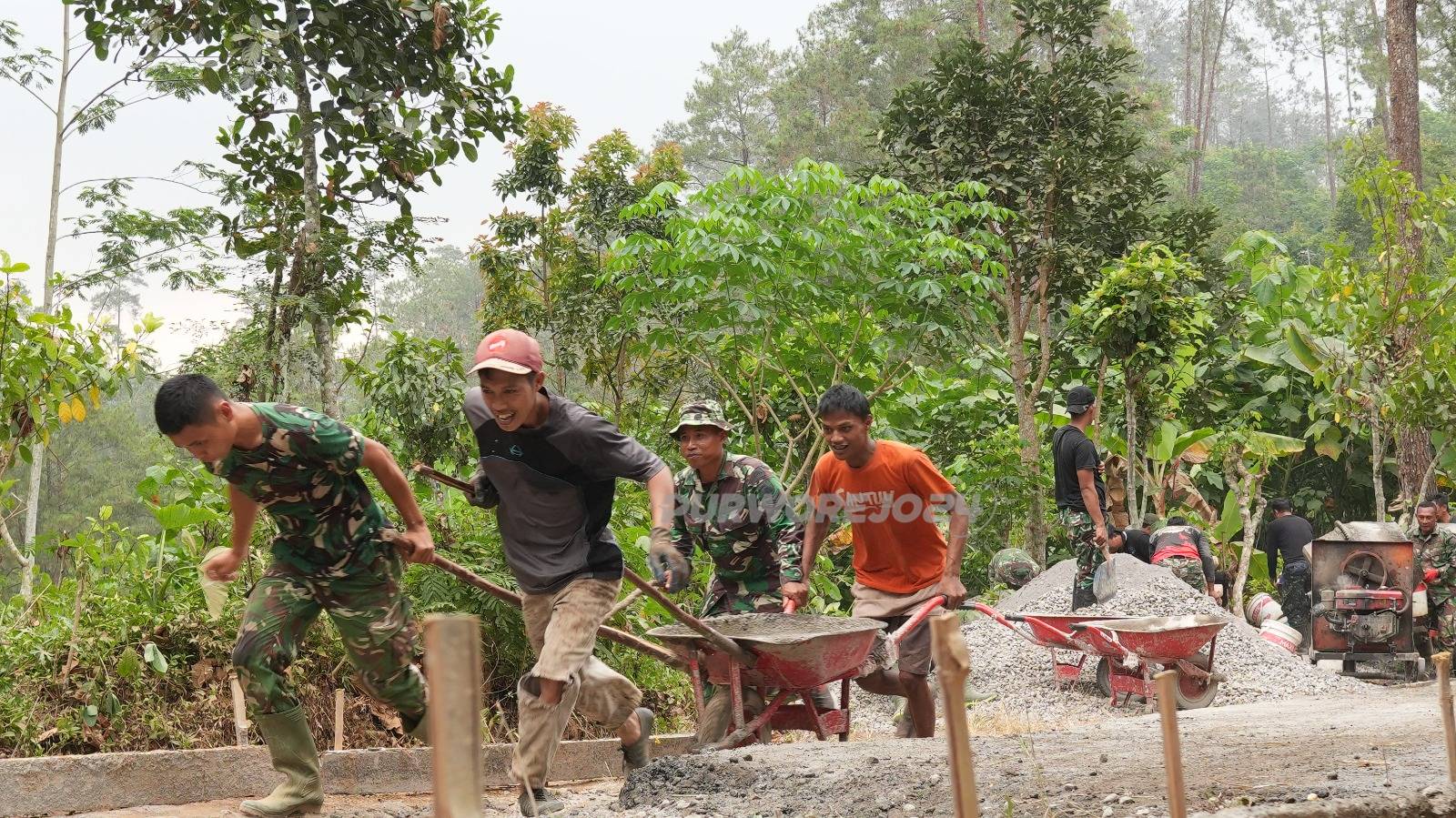 Gotong royong bangun jalan
