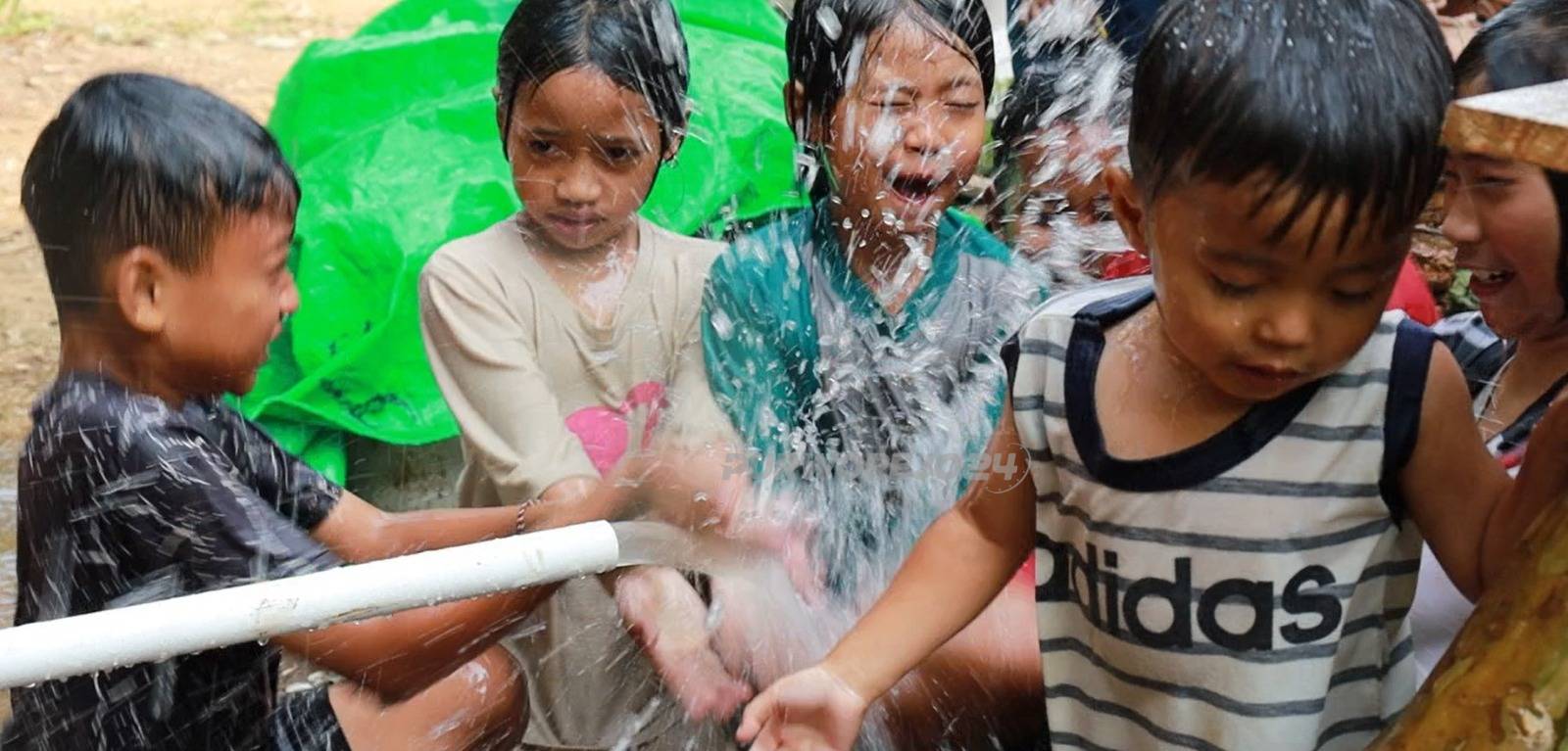 Anak anak dengan air sumur bor