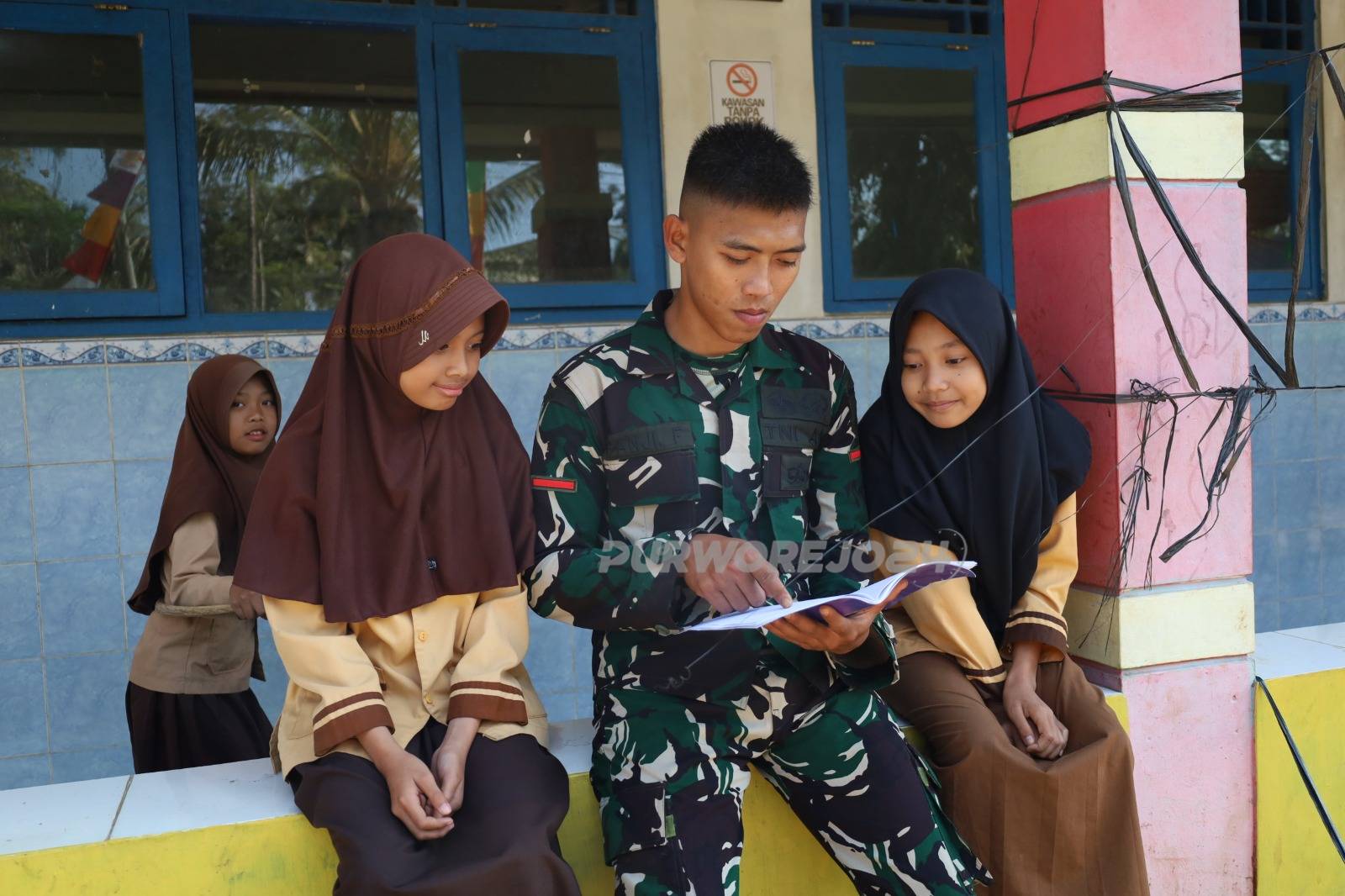 Bersama anak sekolah