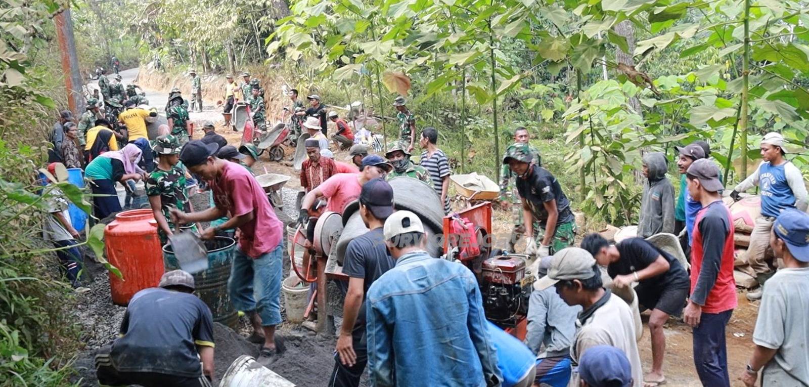 Gotong royong buka akses jalan