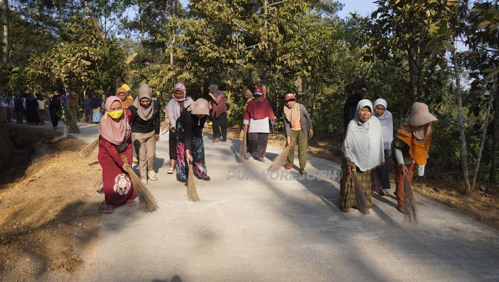 Semangat gotong royong bersihkan jalan