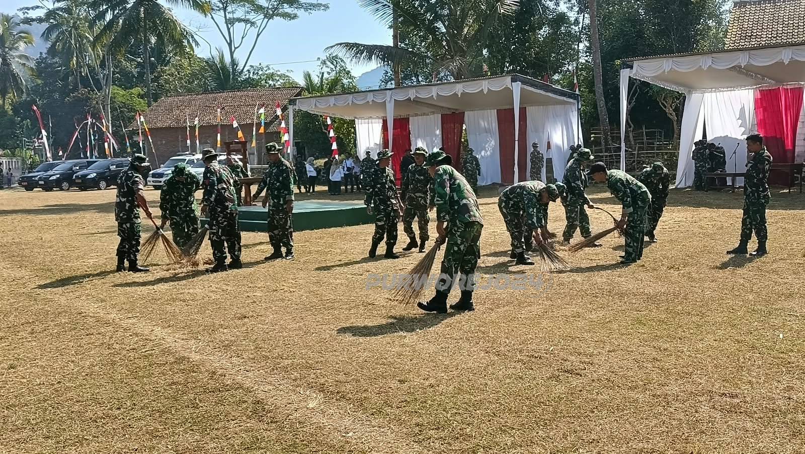 Kerja bakti bersihkan lapangan
