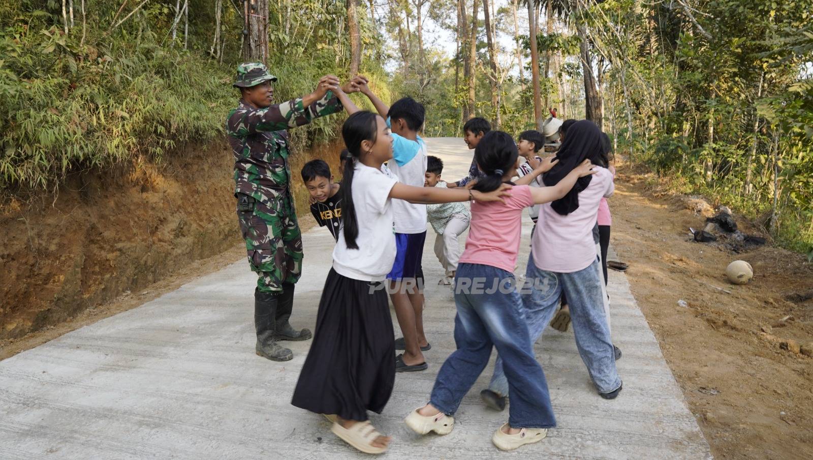 Anak anak bermain