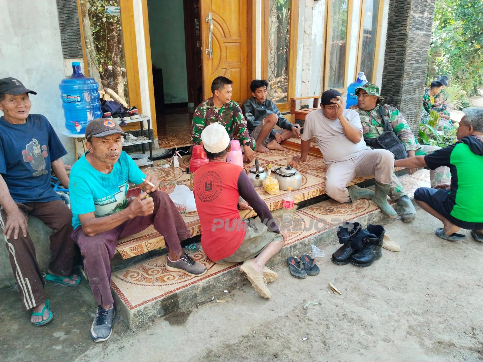 Kebersamaan TNI dan warga