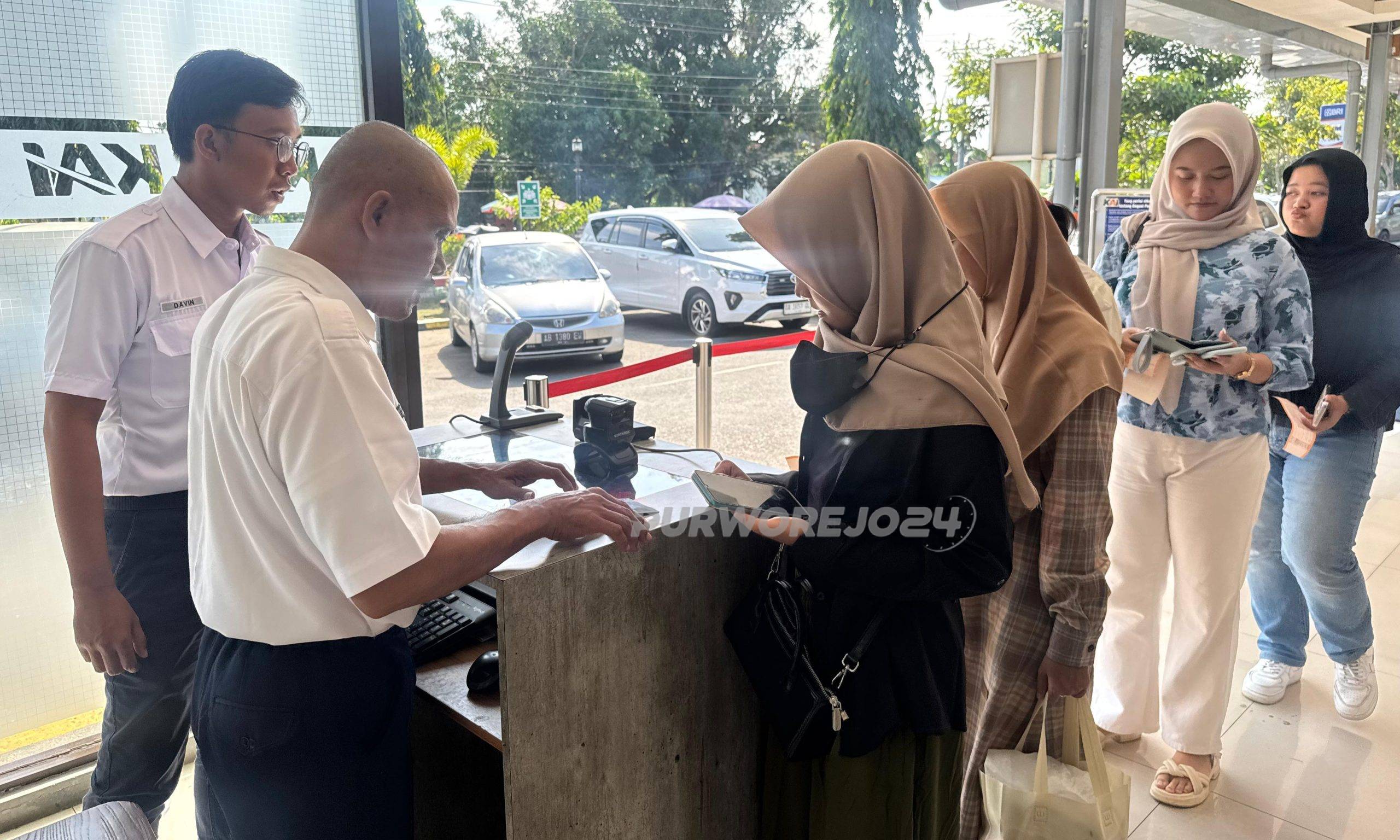 Pelayanan tiket di stasiun kereta api