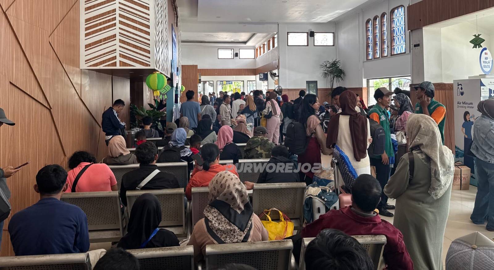 Penumpang di stasiun Kutoarjo