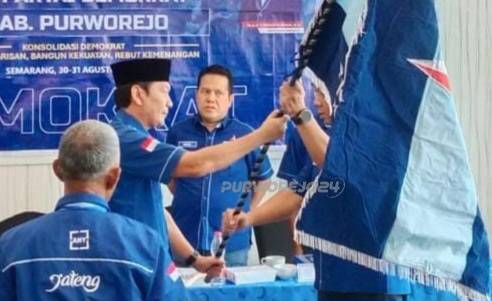 Pennyerahan bendera partai kepada Ketua DPC terpilih