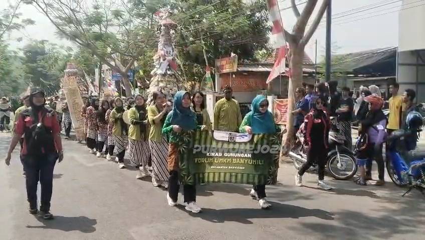 Pawai grebeg gunungan