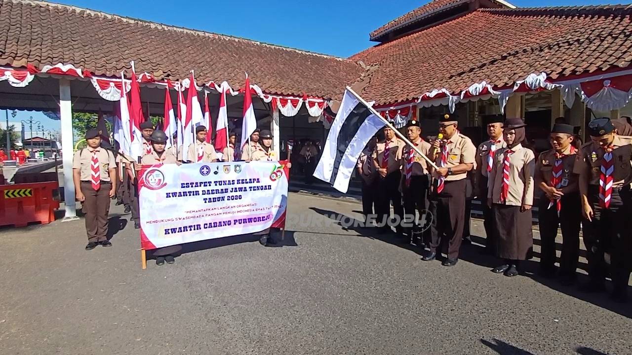 Asisten Administrasi dan Umum Setda Kabupaten Purworejo, Budi Wibowo, S.Sos., M.Si., melepas bendera star Estafet Tunas Kelapa 2026