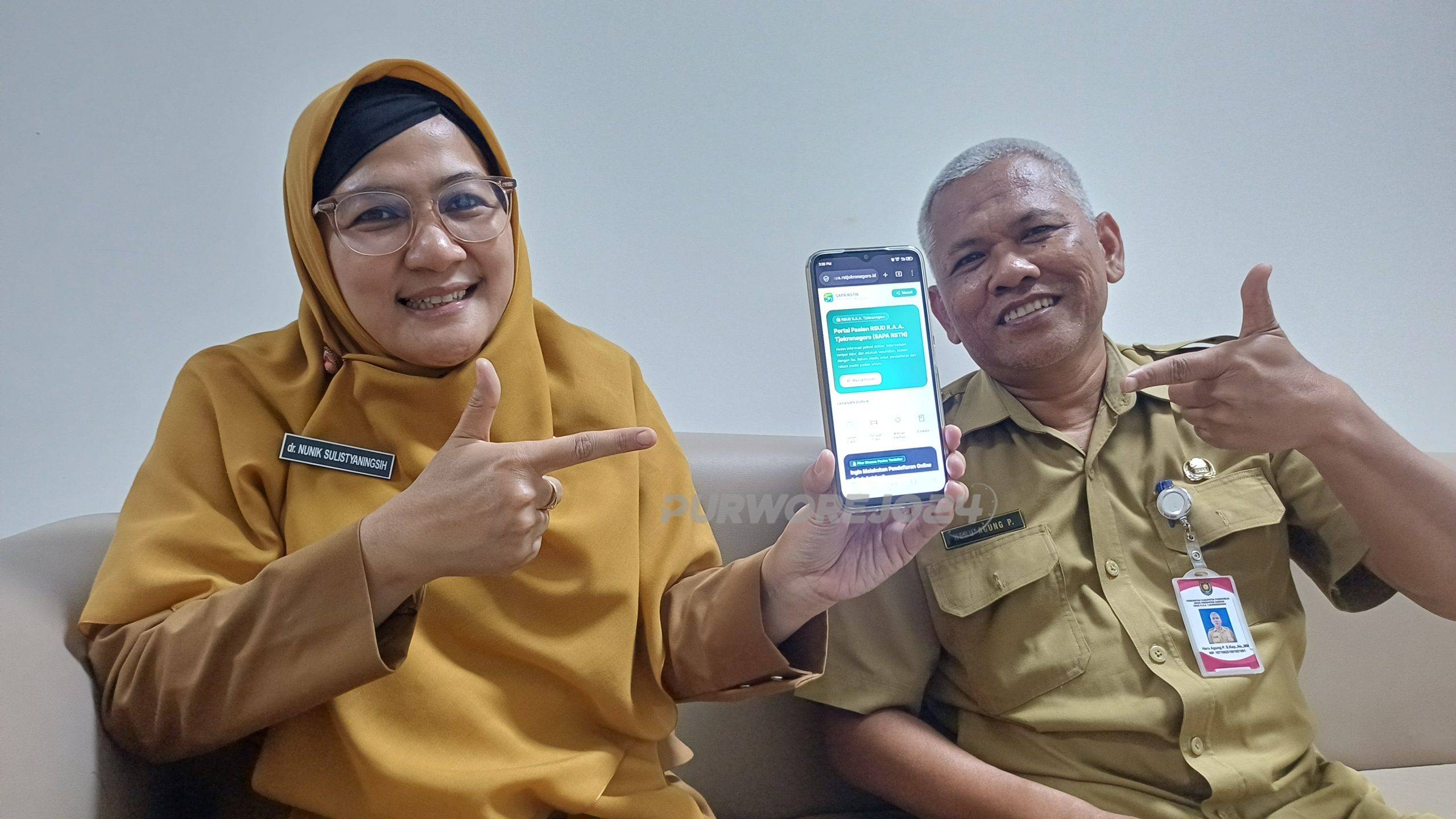 Direktur RSUD R.A.A. Tjokronegoro Purworejo, dr. Nunik Sulistyaningsih, M.Sc menunjukkan aplikasi SAPA RSTN
