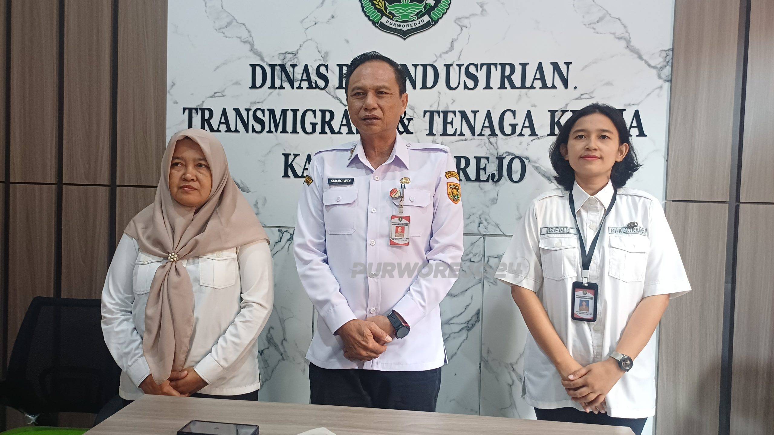 Kepala Dinperintransnaker Kabupaten Purworejo Dr. Sukmo Widi Harwanto, S.H., M.M., bersama Kepala Bidang Tenaga Kerja dan Transmigrasi Irene Setyaningrum, S.IP., M.Si.
