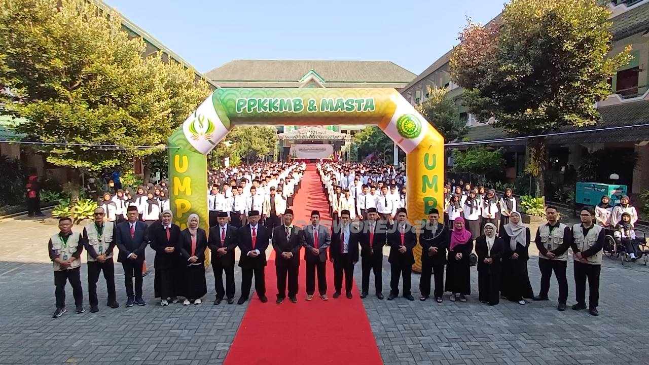 Foto bersama usai pembukaan Pengenalan Kehidupan Kampus bagi Mahasiswa Baru (PKKMB) dan Masa Ta’aruf (Masta) 2026, Senin (14/9/2026)