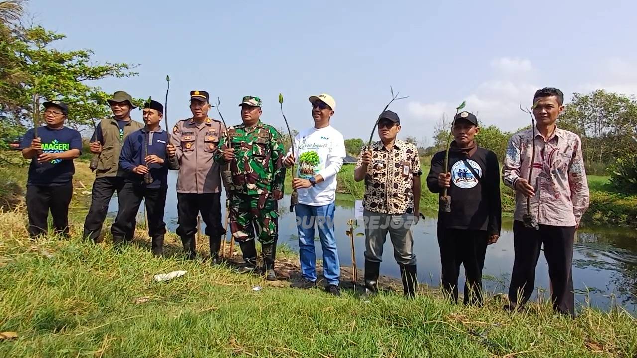 Foto bersama usai penanaman pohon Mangrove secara simbolis di kawasan pantai Roro Inten