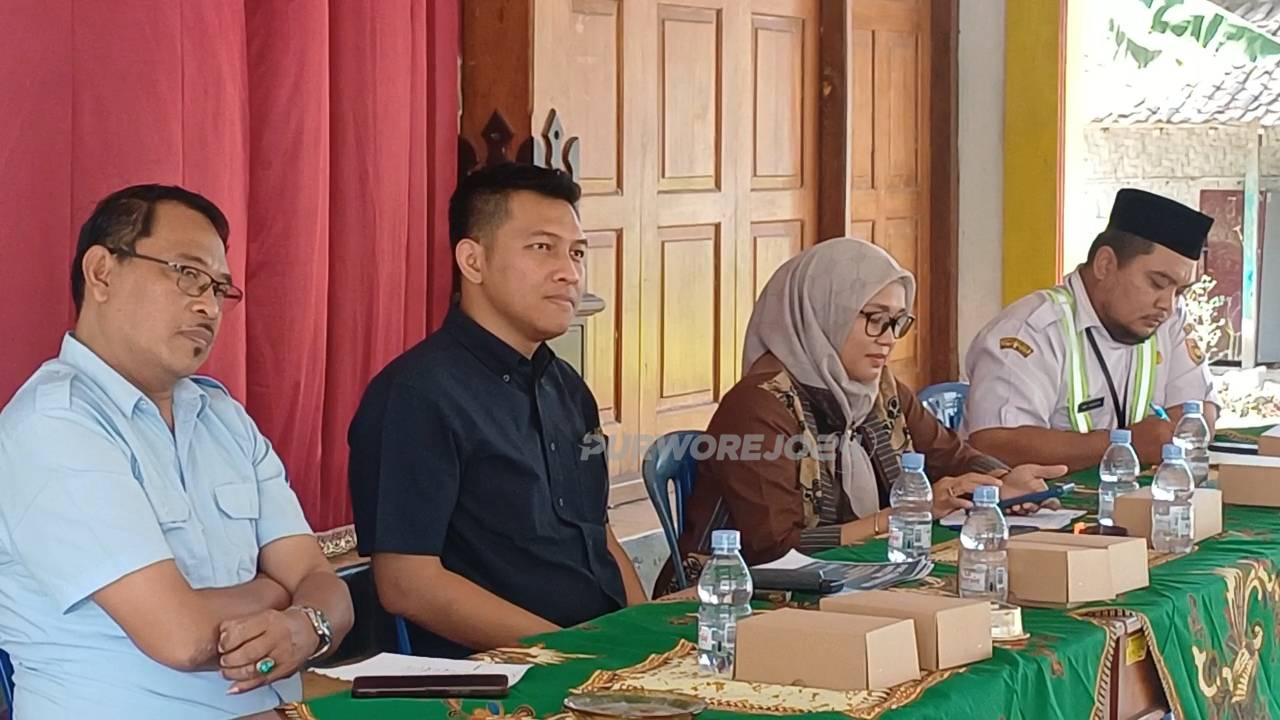 Kegiatan Sosialisasi pekerjaan rehabilitasi jalan poros desa Kemanukan - Semawung tahun anggaran 2026, di balai pertemuan Desa Kemanukan, Kecamatan Bagelen, pada Rabu (23/9/2026).