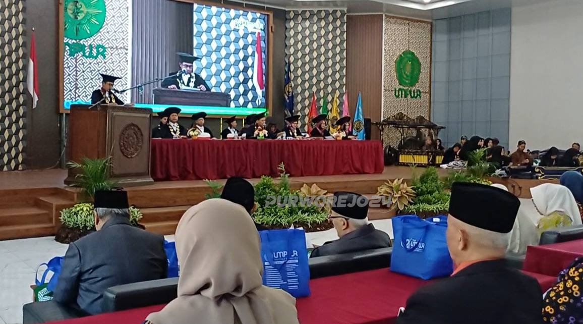 Rektor UMPWR Assoc. Prof. Dr. Teguh Wibowo, M.Pd. saat memberikan sambutan dan laporan dalam acara Milad ke-62 melalui Sidang Terbuka Senat di Auditorium Kasman Singodimedjo UMPWR, Kamis (24/9/2026).