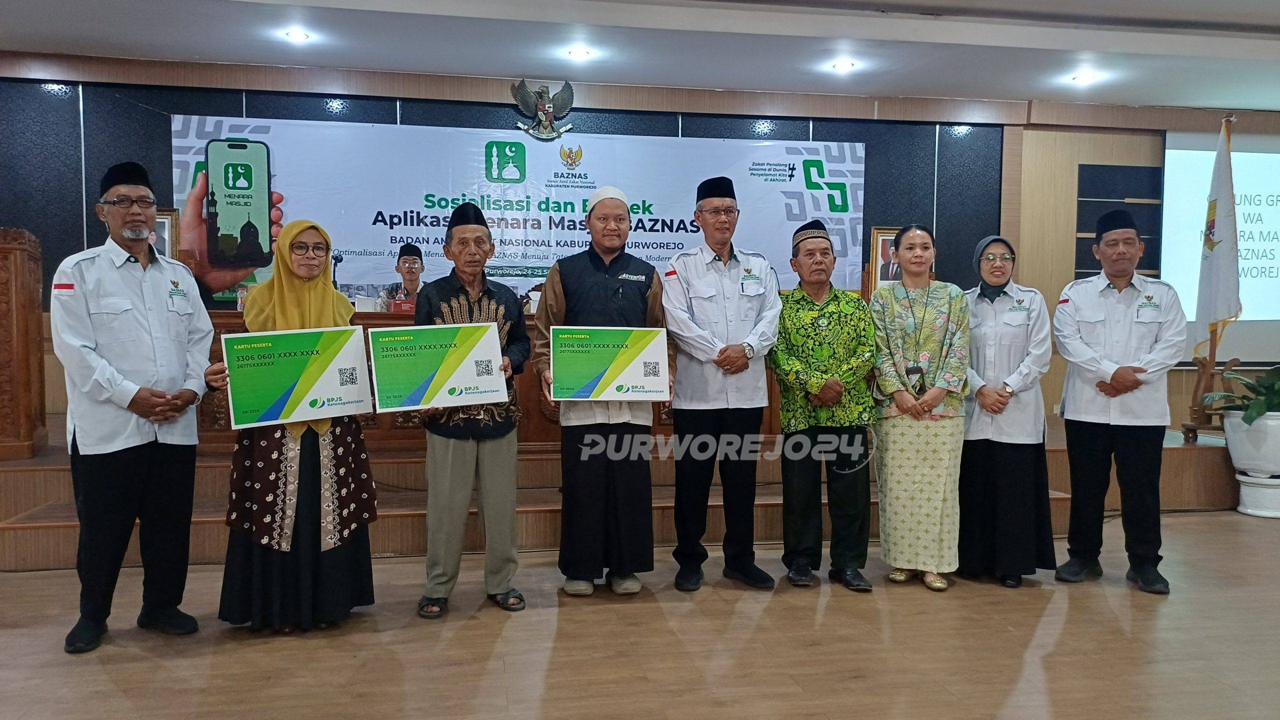 Foto bersama usai simbolis penyerahan kartu BPJS Ketenagakerjaan dalam acara Sosialisasi dan Bimtek Aplikasi Menara Masjid Baznas di ruang arahiwang pada Kamis (24/9/2026).