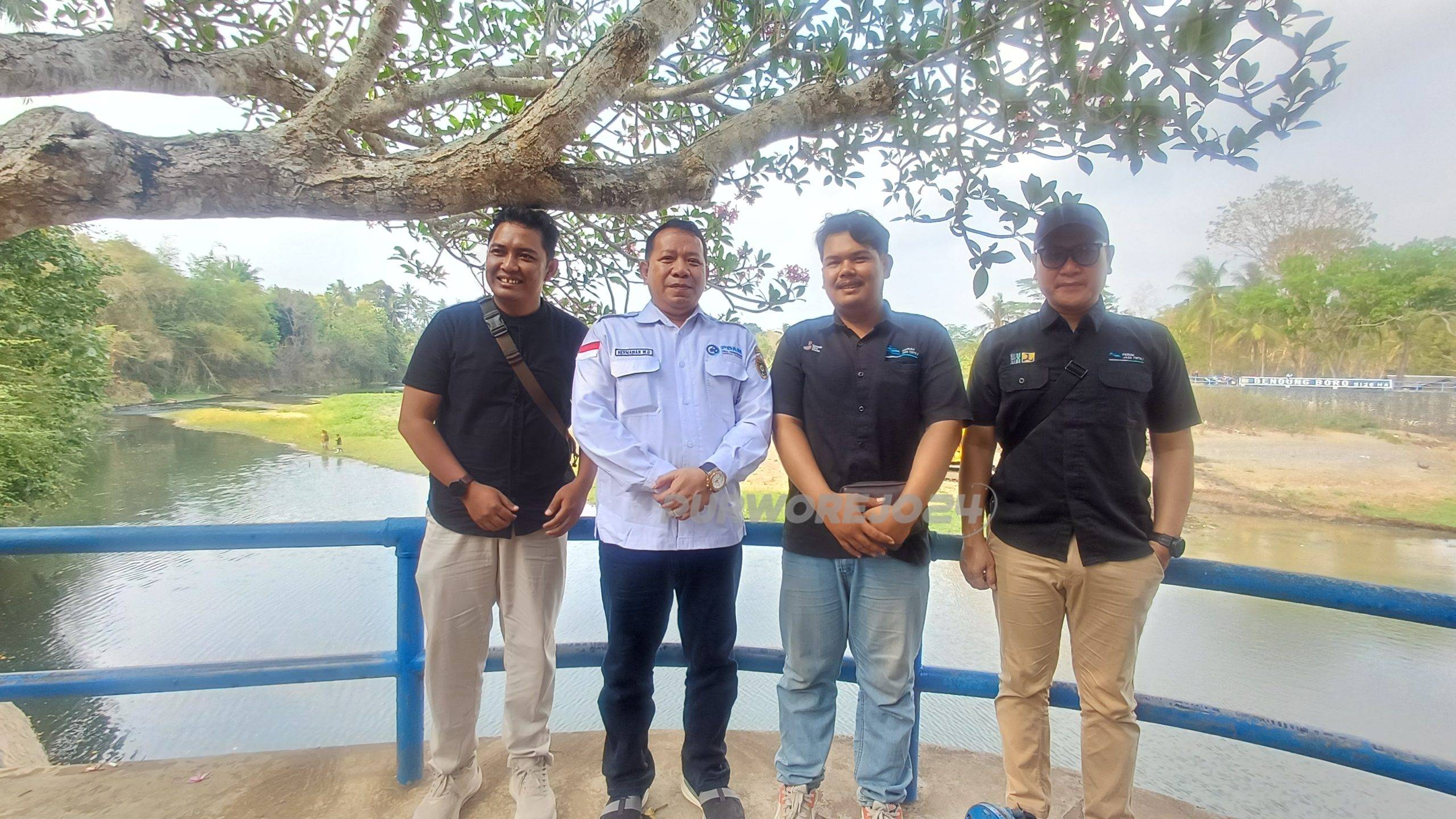Direktur Perumda Air Minum Tirta Perwitasari Kabupaten Purworejo, Hermawan Wahyu Utomo, S.T., M.Si., bersama tim dari Perum Jasa Tirta I