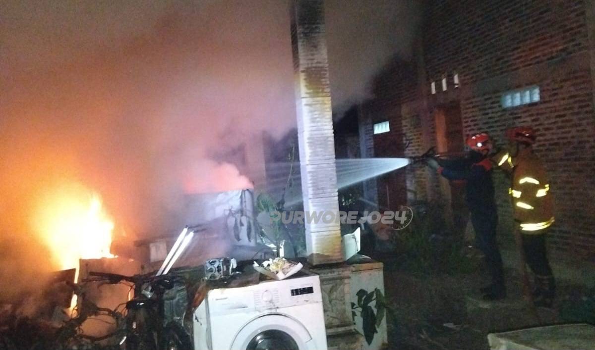 Petugas saat memadamkan api