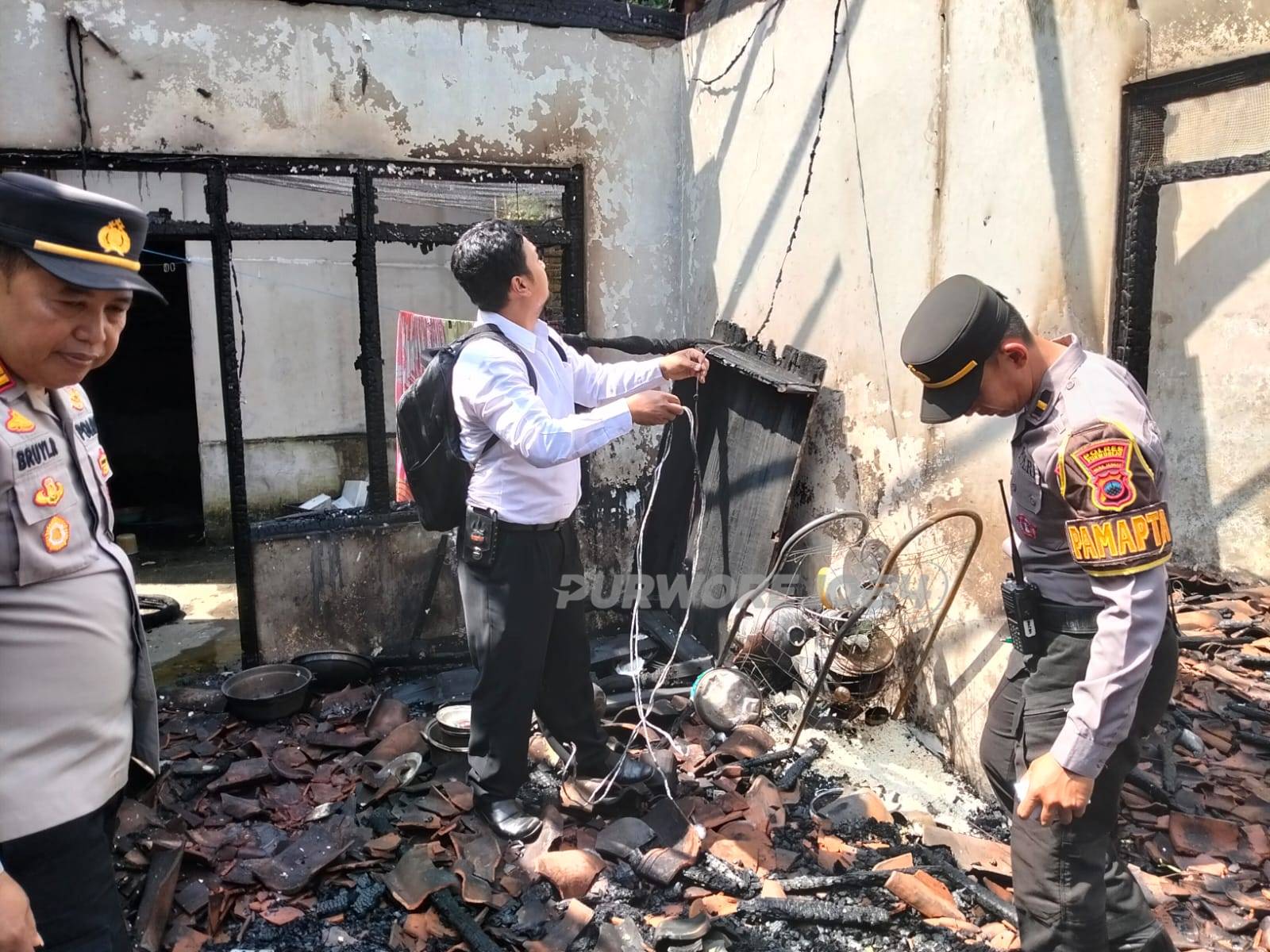 Rumah warga yang terbakar