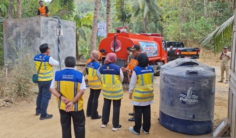 Saat droping air bersih di desa Somorejo