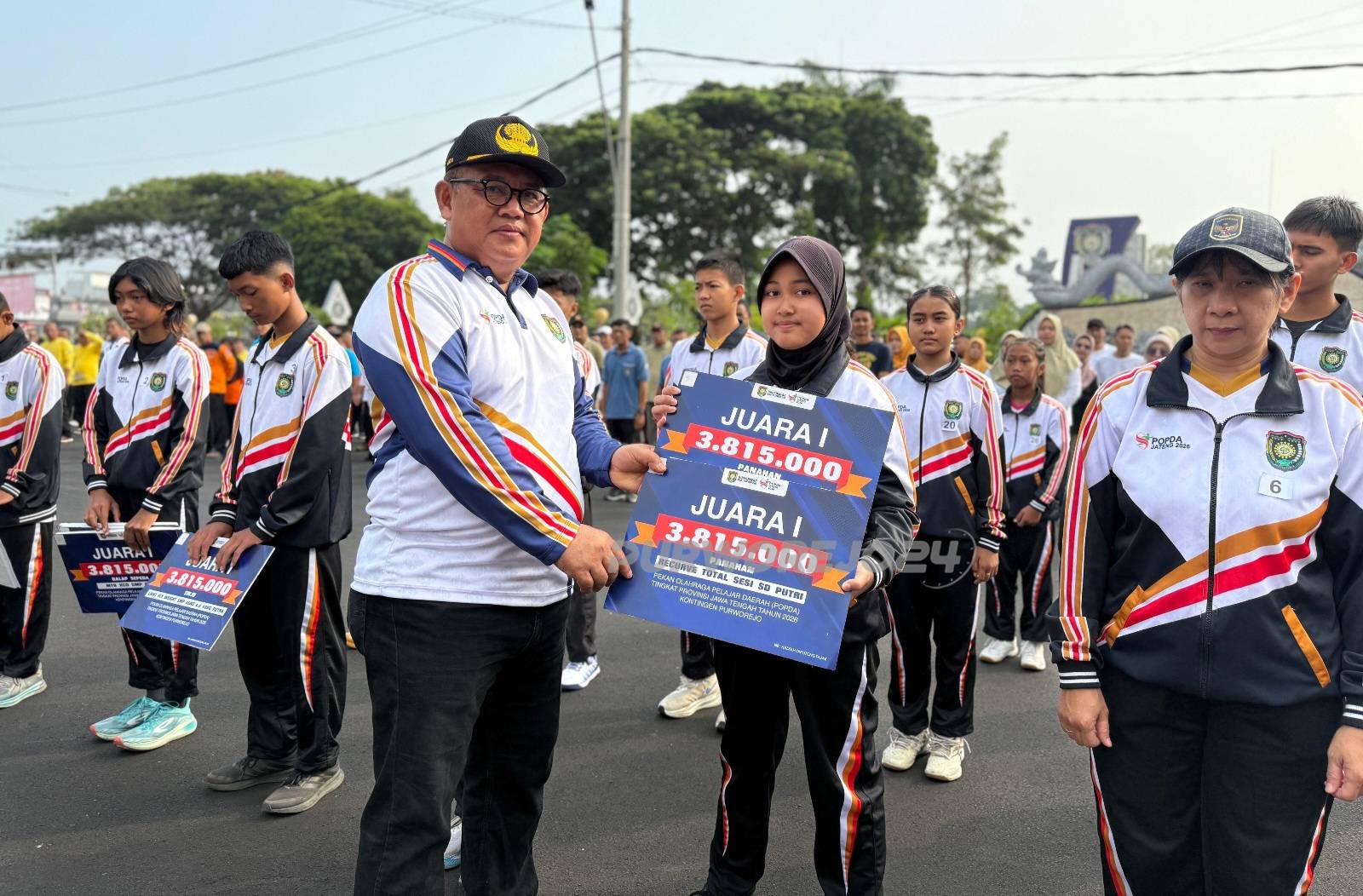 Penyerahan reward kepada juara Popda