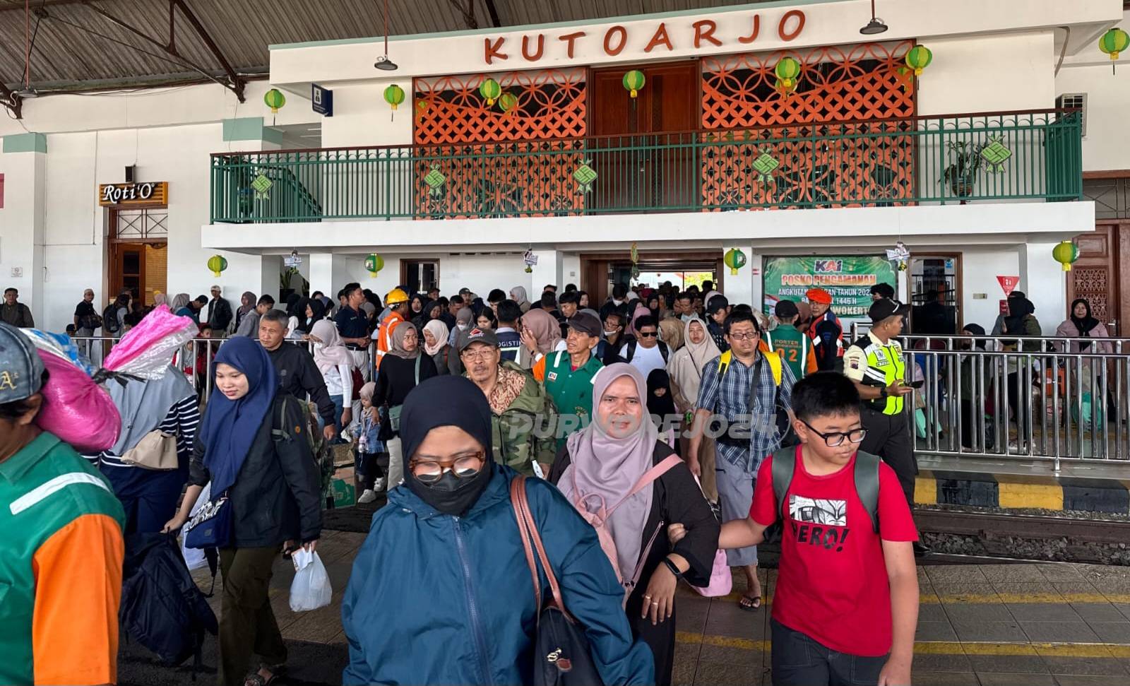 Penumpang di Stasiun Kutoarjo