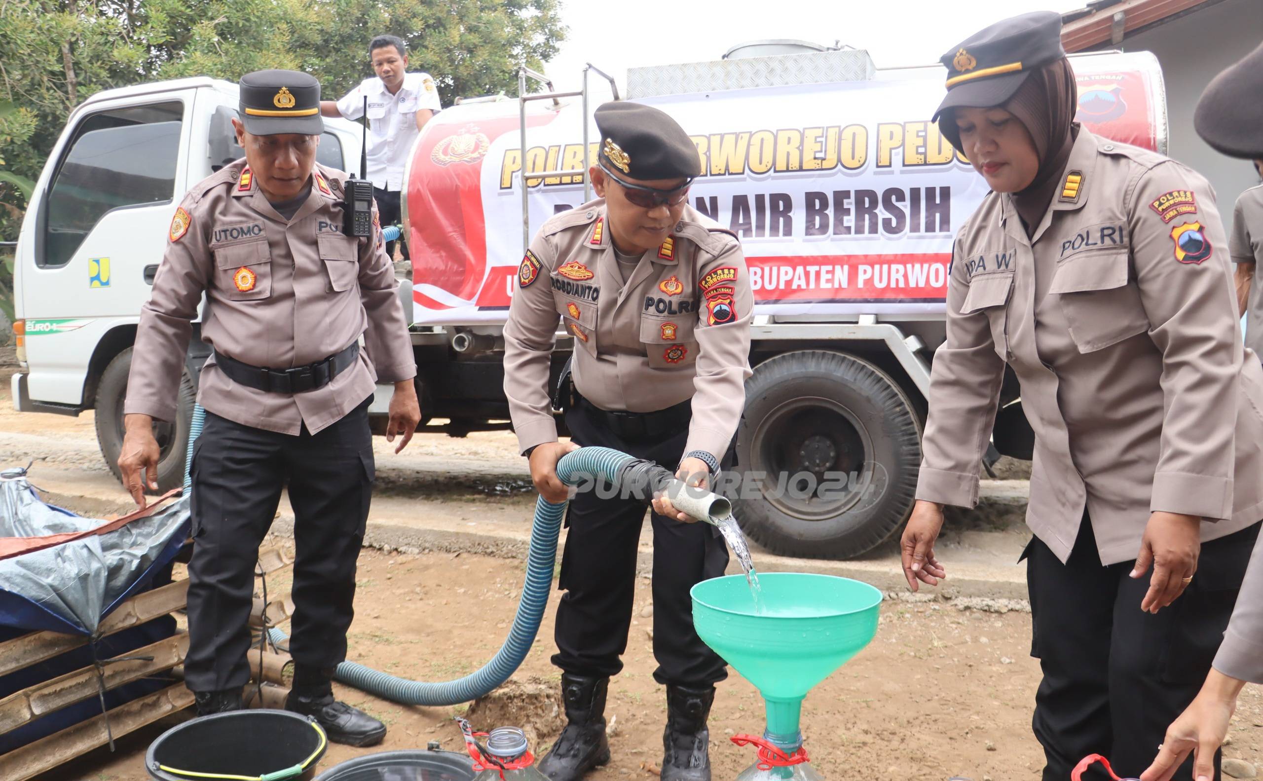 Saat droping air bersih di warga penerima
