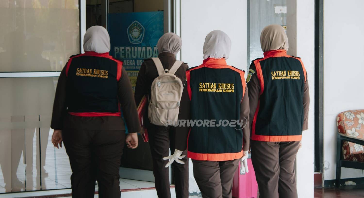 Petugas saat melaksanakan penggeledahan di PDAU