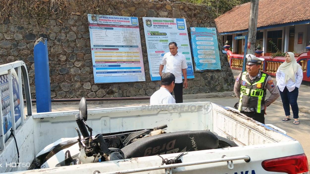 Petugas saat mengevakuasi kendaraan yang terlibat kecelakaan