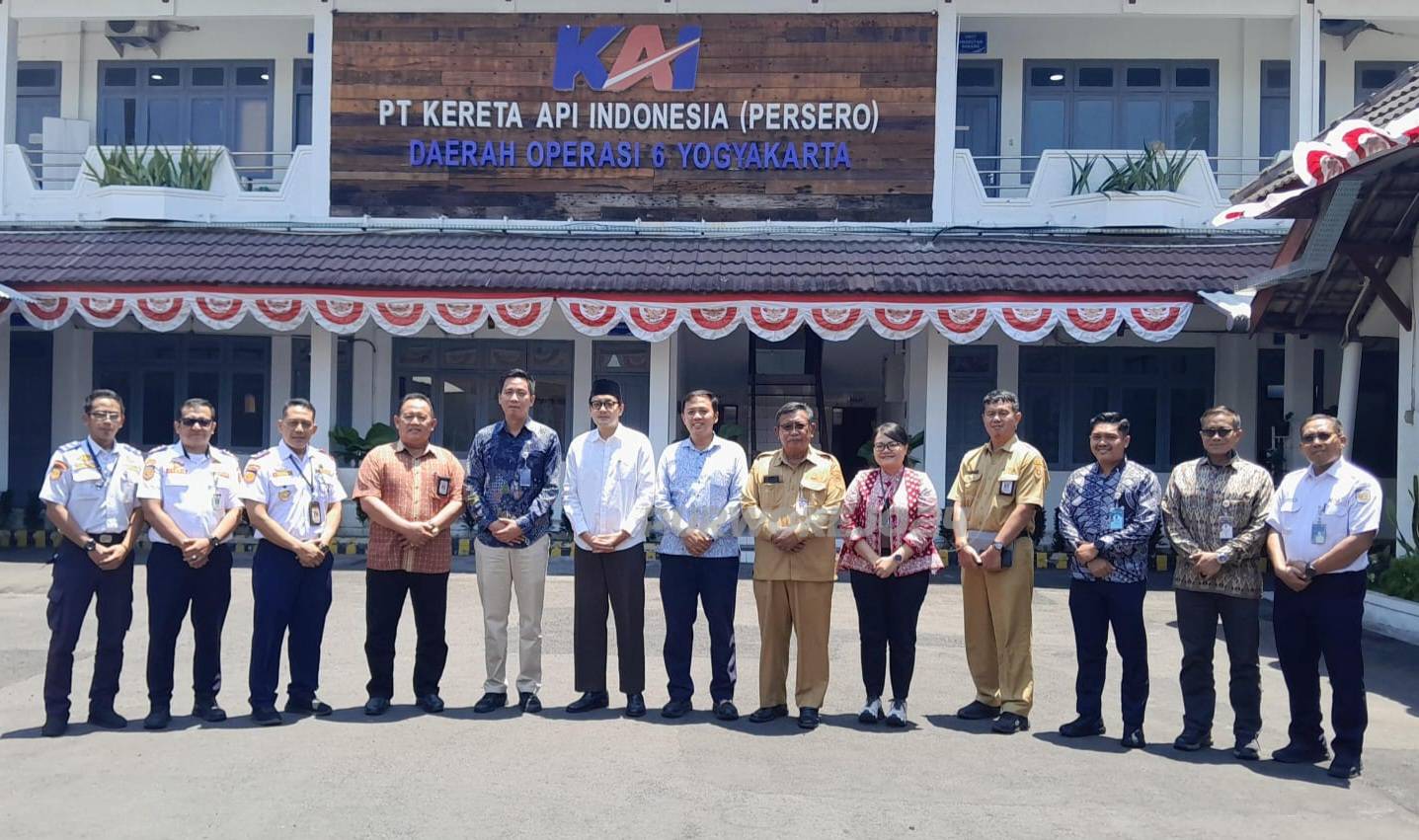 Foto bersama usai rapat koordinasi di Daop VI