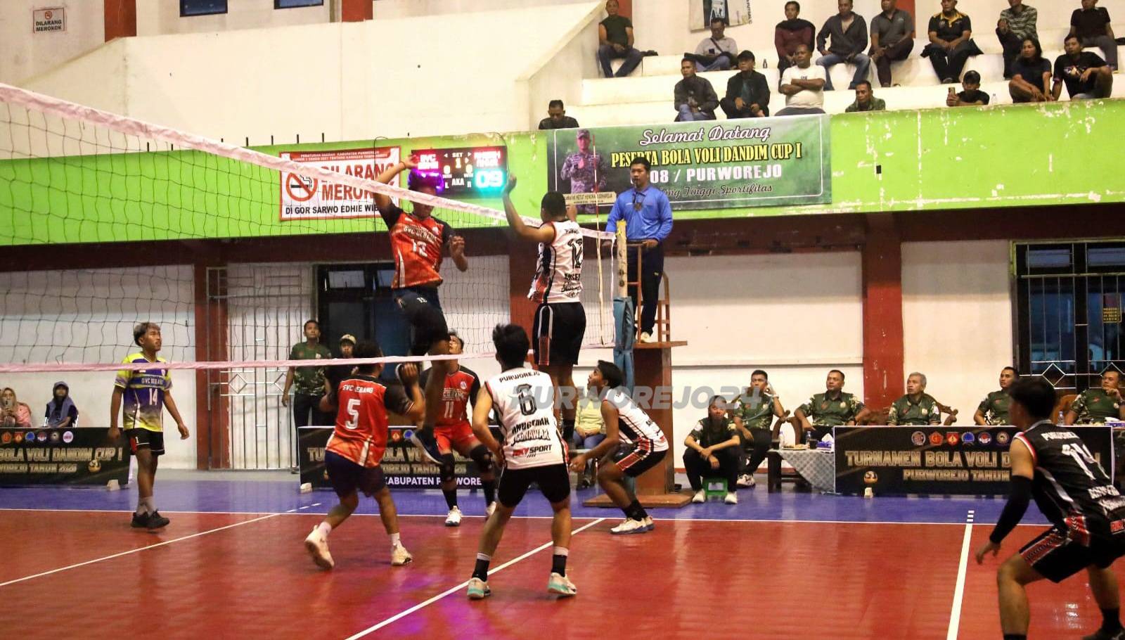 Suasana pertandingan volly di GOR Sarwo Edhi Wibowo