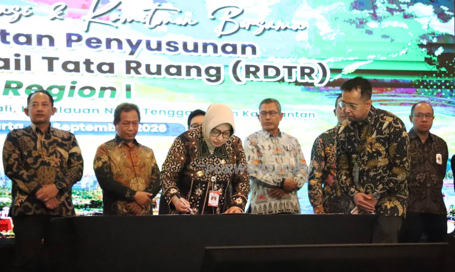 Bupati Yuli Hastuti menandatangani Pakta Integritas
