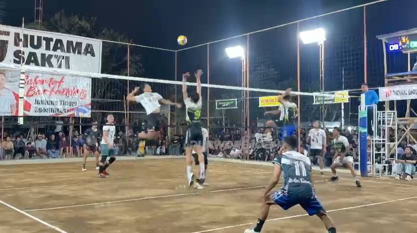 Saat final tim bola voli Putra
