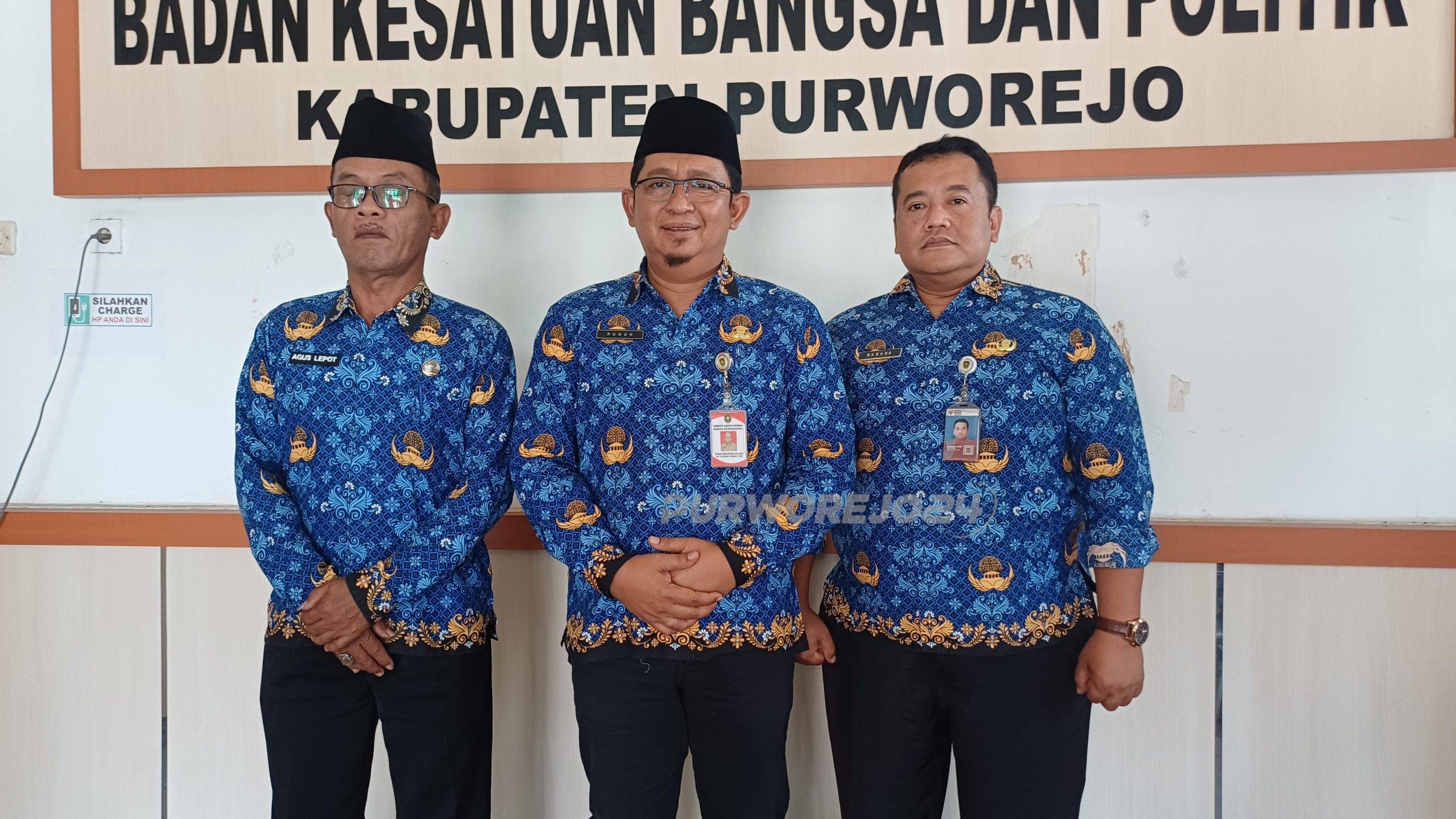 Kepala Badan Kesatuan Bangsa dan Politik (Kesbangpol) Kabupaten Purworejo, Puguh Trihatmoko, S.H., M.H bersama kabid yang membidangi