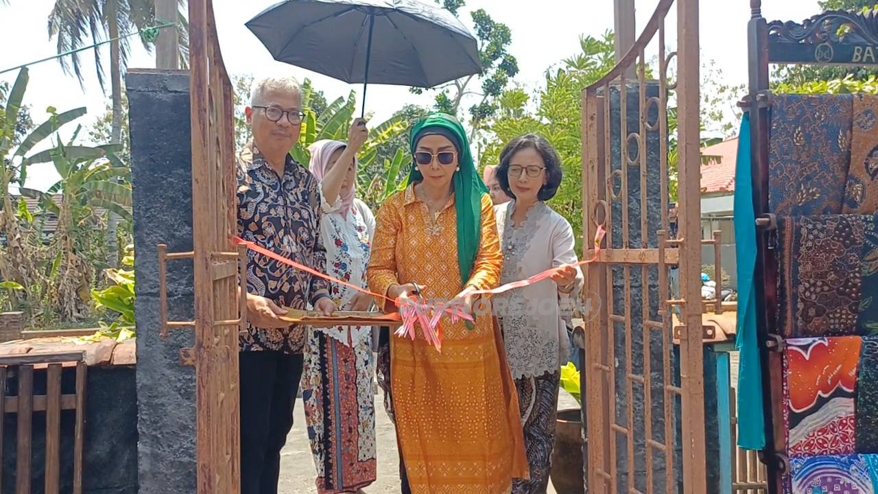 Pemotongan pita tandai pembukaan pasar batik Purworejo di Umah Ngarapah